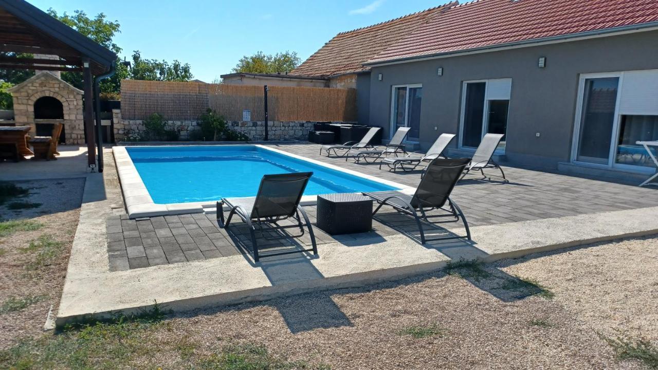Вилла Olive Tree House With Jacuzzi, Wifi And 40M2 Pool Siritovci Экстерьер фото