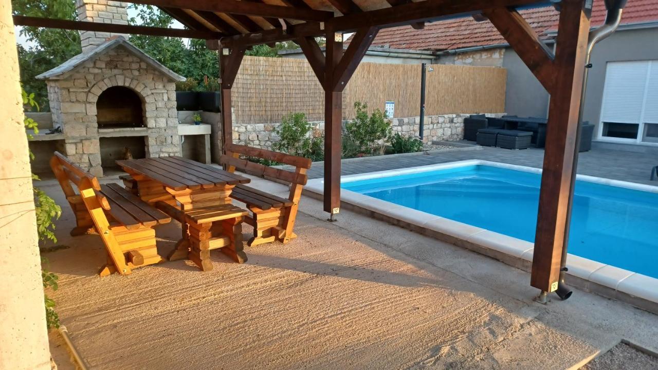 Вилла Olive Tree House With Jacuzzi, Wifi And 40M2 Pool Siritovci Экстерьер фото