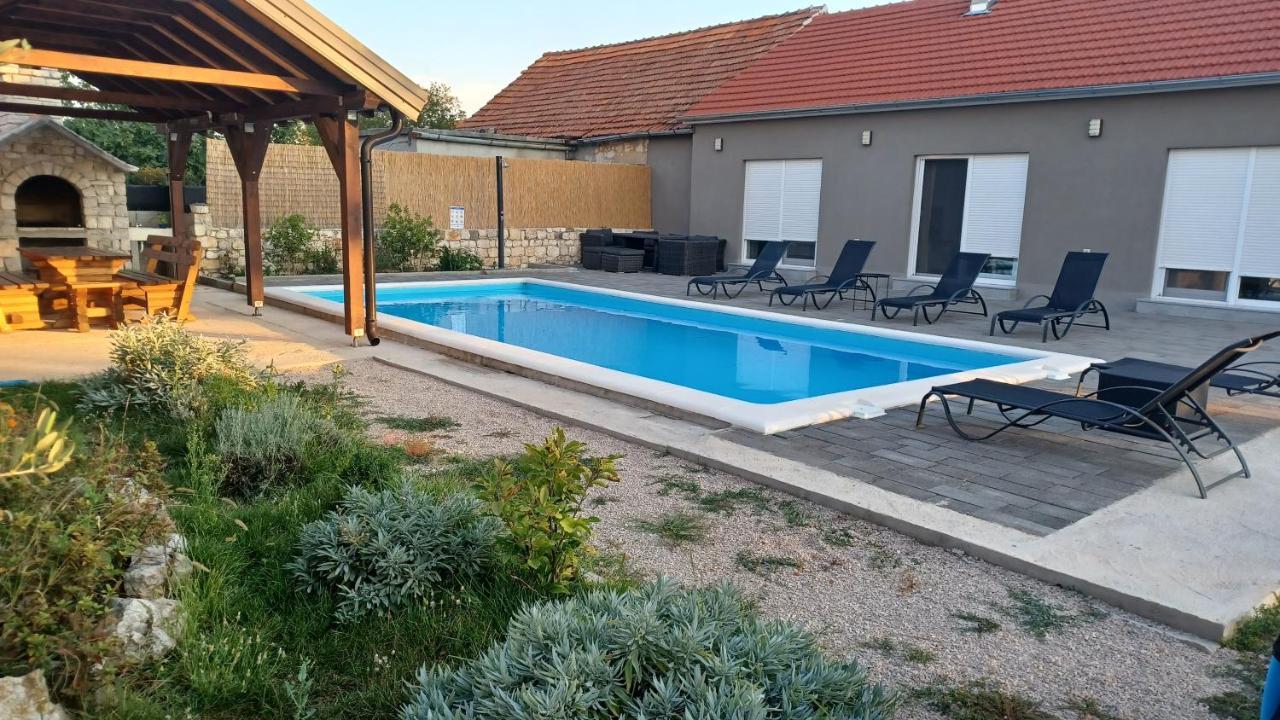 Вилла Olive Tree House With Jacuzzi, Wifi And 40M2 Pool Siritovci Экстерьер фото