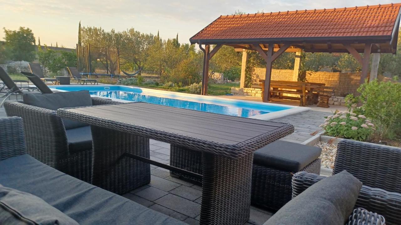 Вилла Olive Tree House With Jacuzzi, Wifi And 40M2 Pool Siritovci Экстерьер фото
