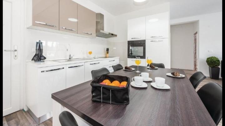 Вилла Olive Tree House With Jacuzzi, Wifi And 40M2 Pool Siritovci Экстерьер фото