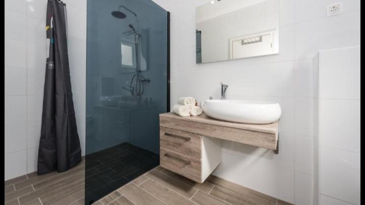 Вилла Olive Tree House With Jacuzzi, Wifi And 40M2 Pool Siritovci Экстерьер фото